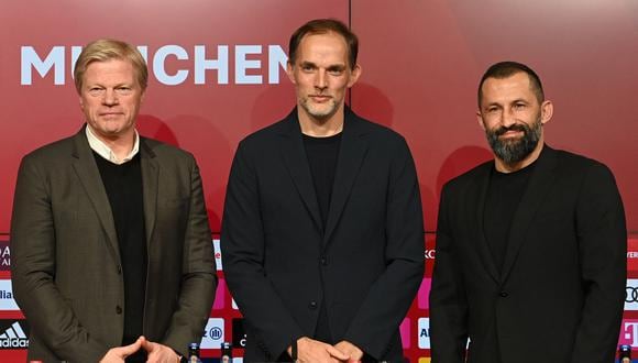 (L-R) Bayern Munich's CEO Oliver Kahn, Bayern Munich's new headcoach Thomas Tuchel and Bayern Munich's Bosnian sporting director Hasan Salihamidzic pose for medias after a press conference in Munich, southern Germany, on March 25, 2023. - Bayern Munich announced on March 24, they had appointed former Chelsea and Paris Saint-Germain coach Thomas Tuchel as their new boss after firing Julian Nagelsmann. (Photo by Christof STACHE / AFP)