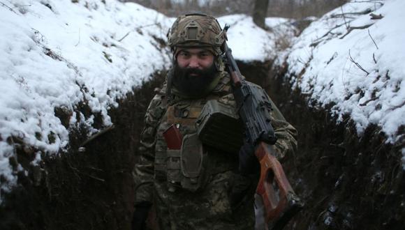 Un militar de las Fuerzas Militares de Ucrania posa con sus armas en una trinchera en primera línea con los separatistas respaldados por Rusia cerca de la aldea de Zolote, en la región oriental de Lugansk. (Foto: Anatolii STEPANOV / AFP)