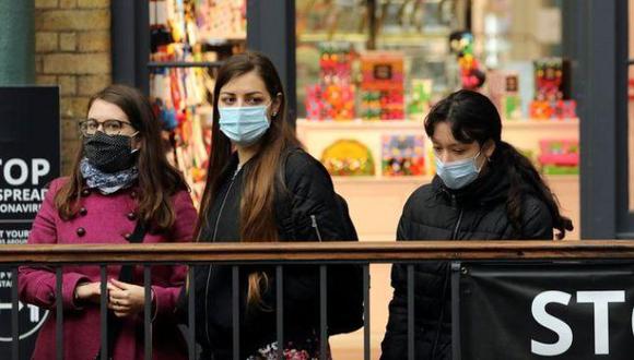 Foto de archivo ilustrativa de un grupo de mujeres con mascarilla caminando en Covent Garden, Londres, en medio de la pandemia de coronavirus. (Foto: Reuters)
