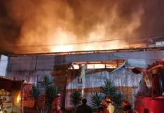 Los Olivos: Incendio en depósito moviliza a más de 15 unidades del Cuerpo de Bomberos