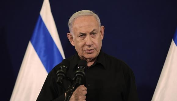 El primer ministro de Israel, Benjamin Netanyahu, se dirige a una conferencia de prensa en la base militar de Kirya en Tel Aviv, Israel, el 28 de octubre de 2023. (Foto de EFE/EPA/ABIR SULTAN)