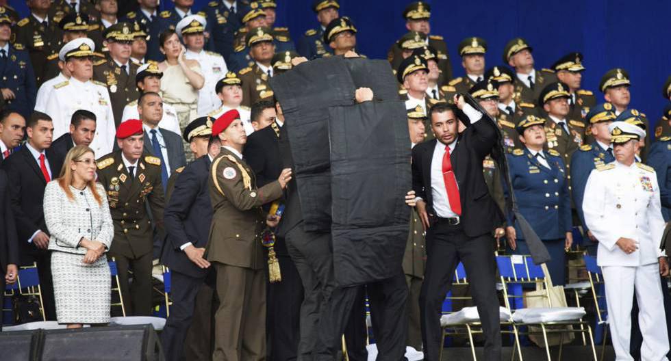 Nicolás Maduro siendo protegido por su seguridad. (AP).