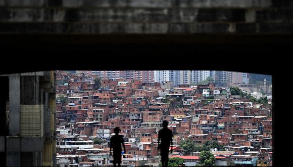 “Entre 2013 y 2021, aumentó en el país el fenómeno de la ‘doble exclusión’, al pasar de 23 a 37 el porcentaje de venezolanos entre 15 y 29 años que no están inscritos en algún centro educativo ni están insertos en el mercado laboral”, explicó la UCAB, autora del estudio. (Foto: MARVIN RECINOS / AFP)