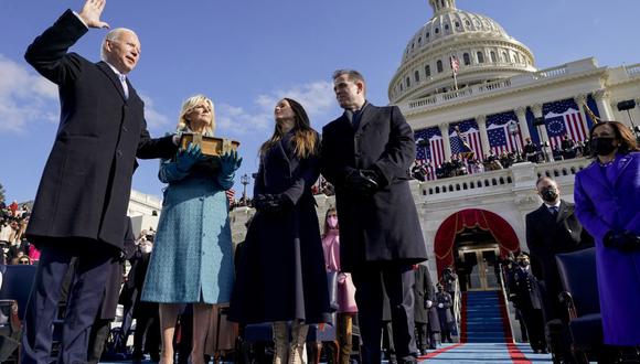 Joe Biden es juramentado como el 46° presidente de los Estados Unidos por el presidente del Tribunal Supremo John Roberts mientras Jill Biden sostiene la biblia durante la 59a inauguración presidencial en el Capitolio de los Estados Unidos en Washington, a lado de sus hijos Ashley y Hunter. (Foto AP / Andrew Harnik)