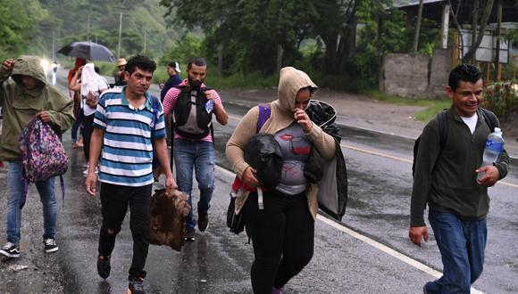 Migrantes inician su viaje en caravana hacia El Florido, en la frontera entre Honduras y Guatemala. (Foto de Orlando SIERRA / AFP)