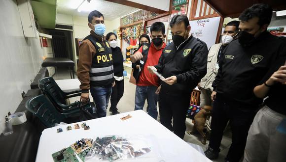 Las autoridades revisaron casilleros individuales y las pertenencias de los reos con el fin de hallar objetos y productos ilícitos. (Foto: Minjusdh)