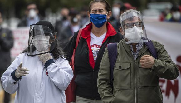 Bogotá aplica la medida del 'Pico y Cédula' para evitar aglomeraciones en los locales comerciales (Foto: AFP/Juan BARRETO) | Referencial