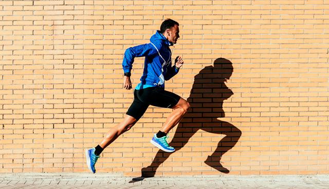 Concéntrate en tus zancadas. Realiza pequeñas pasadas enfocándote en lograr los 180 pasos por minutos. Trabajar ejercicios de longitud y frecuencia, hará tu zancada más efectiva y depurará tu técnica.