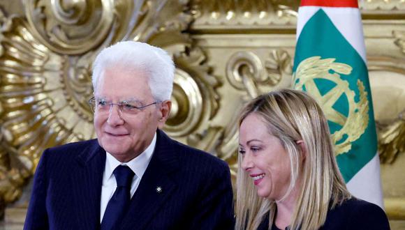 El presidente de Italia, Sergio Mattarella, y la nueva primera ministra, Giorgia Meloni, asisten a la ceremonia de juramento del nuevo gobierno italiano, el 22 de octubre de 2022. (FABIO FRUSTACI / ANSA / AFP).
