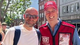 El príncipe Guillermo sorprende vendiendo revistas en el centro de Londres para ayudar a los sintecho