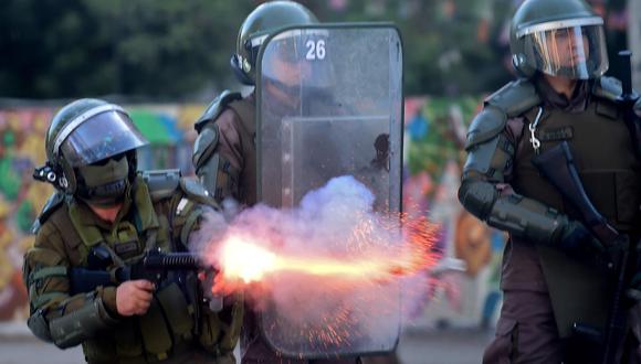Organizaciones de derechos humanos de Chile denuncian que los Carabineros están disparando bombas lacrimógenas directamente al cuerpo de los manifestantes. (AFP / Johan ORDONEZ).