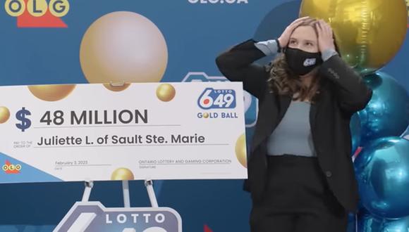 En esta imagen se aprecia a la joven que jugó por primera vez a la lotería y ganó. (Foto: Toronto Sun / YouTube)