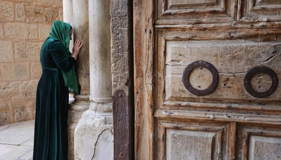 Una mujer reza ante una columna el Jueves Santo en la Iglesia del Santo Sepulcro de la Ciudad Vieja de Jerusalén, 28 de marzo de 2024. (Jerusalén) EFE/EPA/ABIR SULTAN