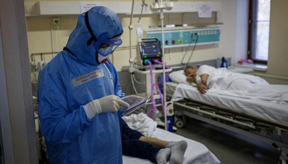 Un médico que usa equipo de protección personal (EPP) trabaja en la unidad de cuidados intensivos para pacientes con coronavirus Covid-19 en el hospital de emergencia Sklifosovsky de Moscú en Moscú. (Foto: Dimitar DILKOFF / AFP).