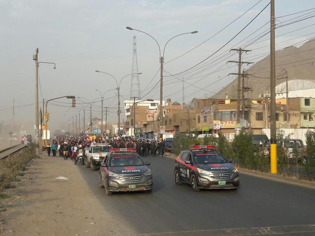 Docentes se acercan a la plaza San Martín tras marchar por las vías Panamericana Sur, Panamericana Norte y Carretera Central. (Foto: Alessandro Currarino / El Comercio)