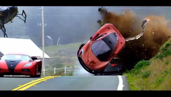 En la imagen un McLaren P1 volando por los aires, al lado un Koenigsegg Agera (Video: YouTube)