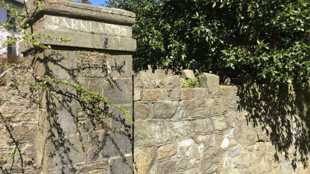 Solo queda parte de la entrada de lo que era el orfanato Parklands.