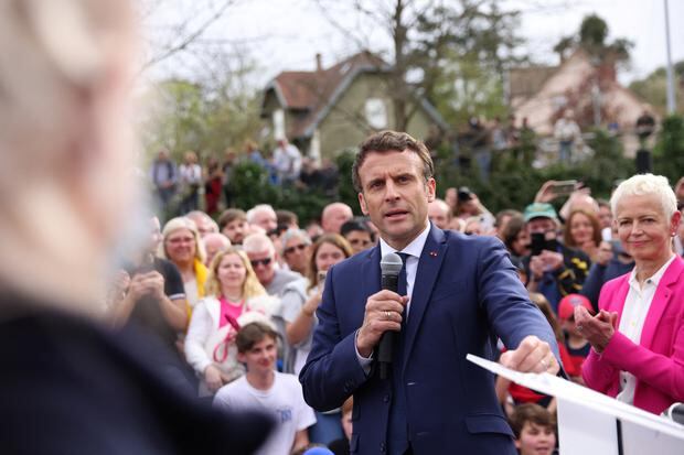 Emmanuel Macron se dirige a sus seguidores en Chatenois, cerca de Estrasburgo, en su campaña a la reelección. REUTERS/Johanna Geron