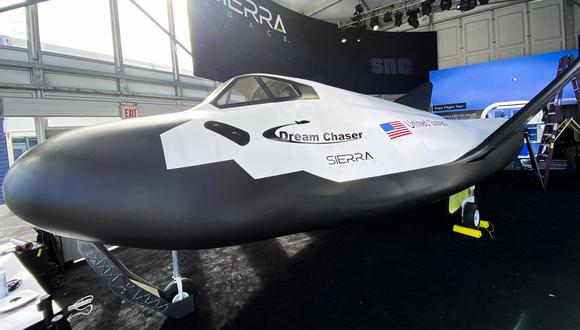 Un modelo de tripulación a tamaño real del avión espacial Sierra Space Dream Chaser se muestra en CES 2022. (Foto: Patrick T. FALLON/AFP)