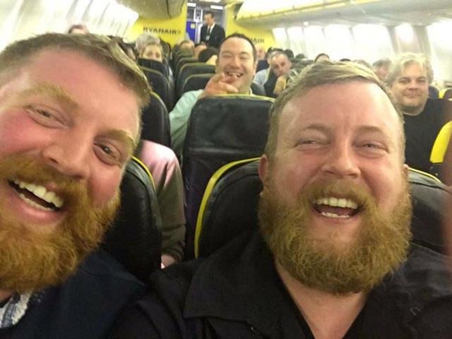 Un hombre encontró a su 'gemelo idéntico' en un avión - 1