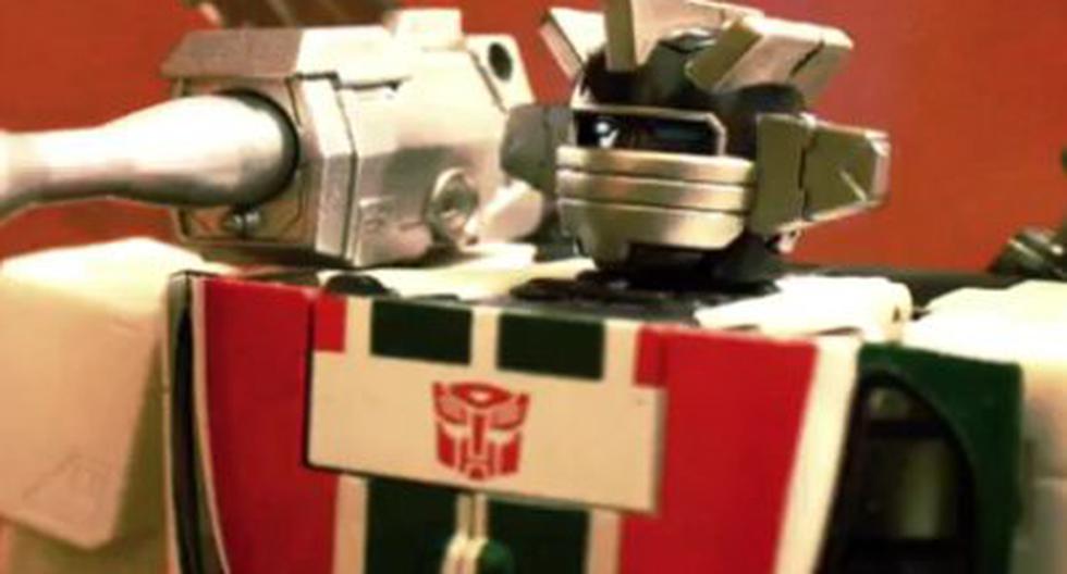 El animador Harris Loureiro recrea una espectacular batalla de Transformers armado de juguetes y efectos especiales.