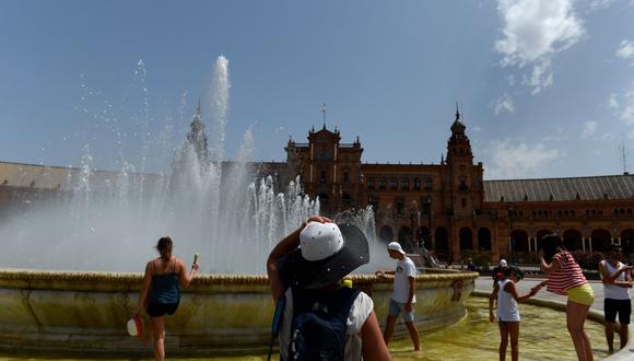 Decenas de personas utilizan las piletas de toda España en un intento por mitigar las altas temperaturas que azotan la península ibérica. (AFP)