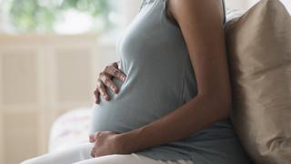 La posibilidad de que una embarazada contagie de covid a su bebé es “escasa”, según estudio
