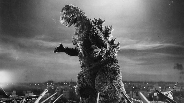 La primera aparición del monstruo fue en 1954, en la película Godzilla, conocida en España como "Japón bajo el terror del monstruo". Director: Inoshiro Honda.