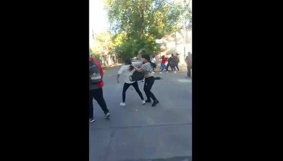 Batalla campal entre mamis a la salida de un colegio en Mendoza