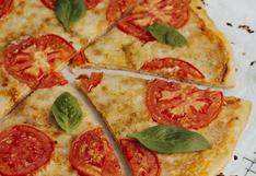¿Es difícil cocinar una pizza familiar casera? Con esta receta la dominarás