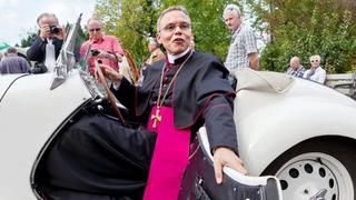 Obispo destituido por amor al lujo tiene puesto en el Vaticano