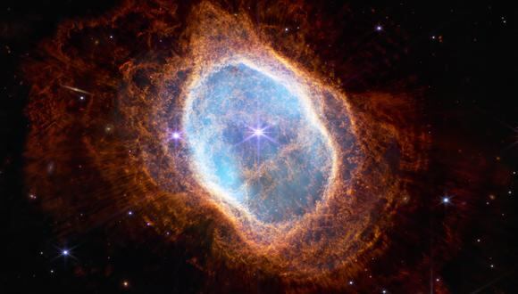 Esta imagen publicada por la NASA el 12 de julio de 2022 muestra la estrella brillante en el centro de NGC 3132, aunque prominente cuando se ve con el Telescopio Espacial James Webb (JWST) en luz infrarroja cercana, juega un papel secundario en la escultura de la nebulosa circundante. (Photo by Handout/NASA/AFP)