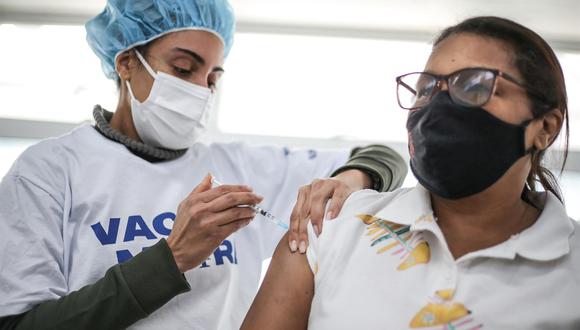 Sao Paulo, la mayor ciudad brasileña y la más castigada por la pandemia, puso en marcha este sábado una campaña para inmunizar en 34 horas sin interrupción a los 600.000 jóvenes que aún no recibieron la primera dosis de la vacuna contra la COVID-19. (Foto: André Coelho / EFE / Archivo)