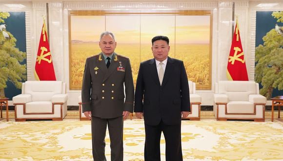 El líder de Corea del Norte, Kim Jong Un (derecha), posando para una fotografía con el ministro de Defensa de Rusia, Sergei Shoigu (izq.). (Foto de KCNA VIA KNS / AFP)