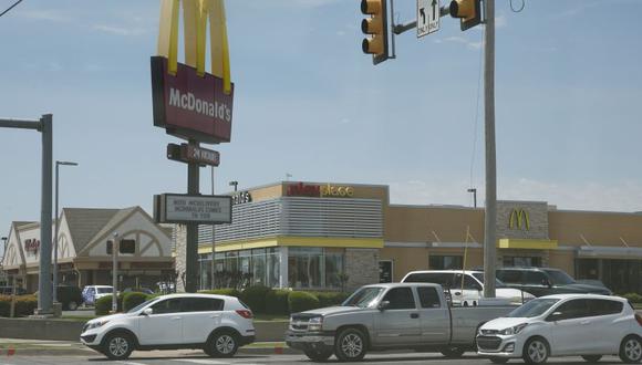 Los automóviles pasan por un restaurante McDonald's en Oklahoma City donde tres empleados sufrieron heridas de bala cuando un cliente abrió fuego. (AP Photo/Sue Ogrocki)