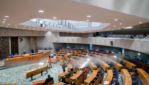 Una foto muestra una vista de la sala plenaria durante la primera sesión de preguntas después del receso de verano, en el edificio temporal del Parlamento en La Haya, el 7 de septiembre de 2021. (Foto referencial: Bart Maat / ANP / AFP)