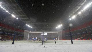 La nieve se apodera de los estadios de fútbol y paraliza la Fórmula Uno