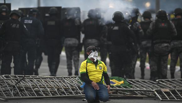 Policías antidisturbios accedieron al palacio presidencial de Planalto, sede del Gobierno de Brasil, en Brasilia, Brasil, el 8 de enero de 2023. (Foto de Andre Borges / EFE)