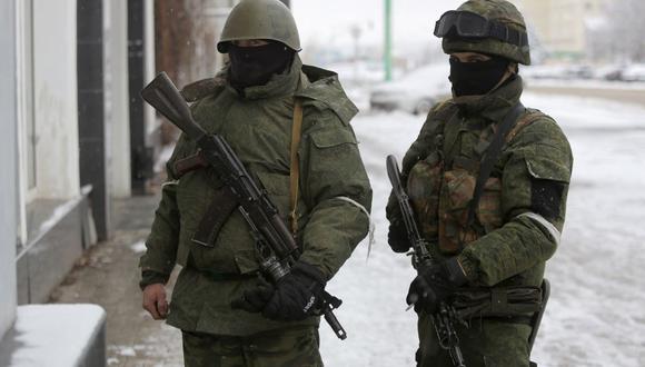 Hombres armados con uniformes militares bloquean el acceso a los edificios gubernamentales en Lugansk, en el este de Ucrania, controlada por los rebeldes, el 23 de noviembre de 2017. (ALEKSEY FILIPPOV / AFP).