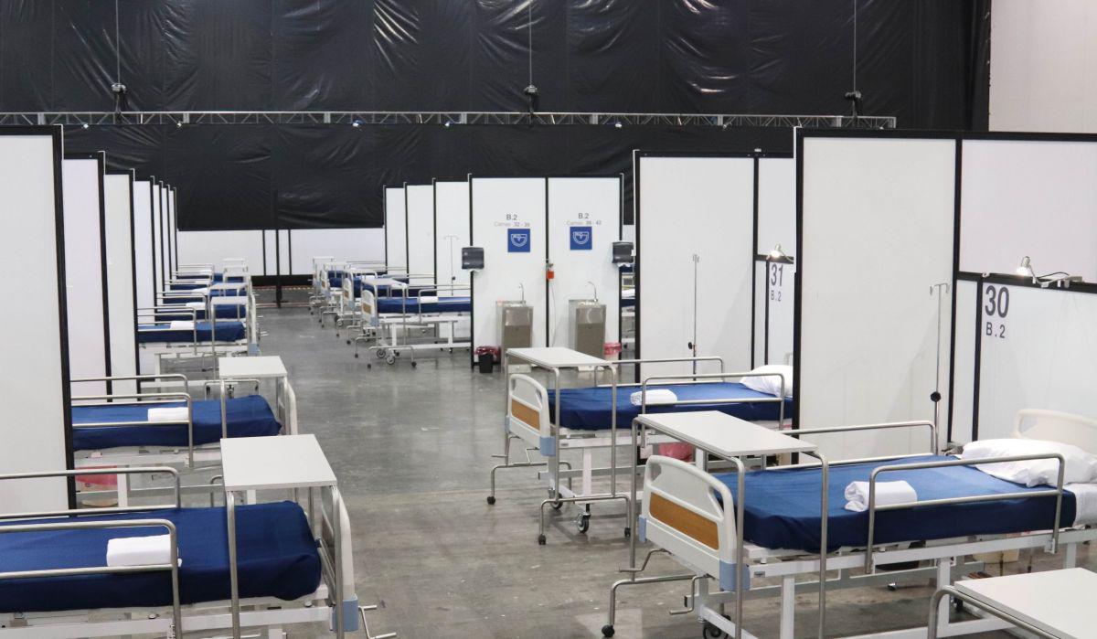 Un centro de exposiciones de la Ciudad de México fue transformado en una unidad médica temporal para atender a pacientes leves y moderados de COVID-19. (EFE/Jose Pasos).