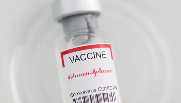 Un frasco con la etiqueta "Vacuna contra la enfermedad del coronavirus de Johnson & Johnson" se ve en esta imagen ilustrada tomada el 2 de mayo de 2021.  (REUTERS/Dado Ruvic).