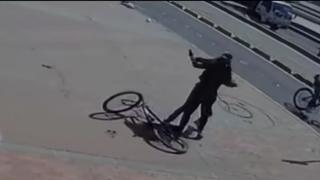 Mujer víctima de robo arremete contra ladrón, recupera sus pertenencias y le quita su bicicleta [VIDEO]