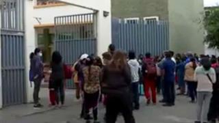 Surquillo: escolares se pelean y padres de familia continúan la agresión a la salida | VIDEO