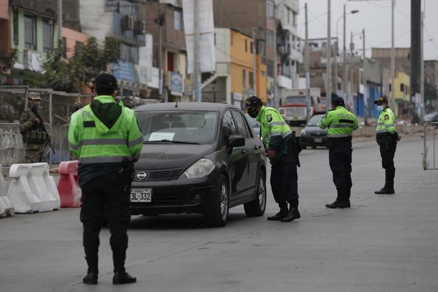 Personal policial supervisó que las personas circulen con sus respectivos pases laborales. (Fotos: Violeta Ayasta/GEC)
