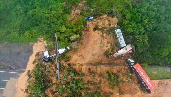 La carretera BR-367 bloqueada después de un deslizamiento de tierra en Guaratuba, estado de Paraná, Brasil, el 30 de noviembre de 2022. (Foto del Departamento de Bomberos de Santa Catarina / AFP)