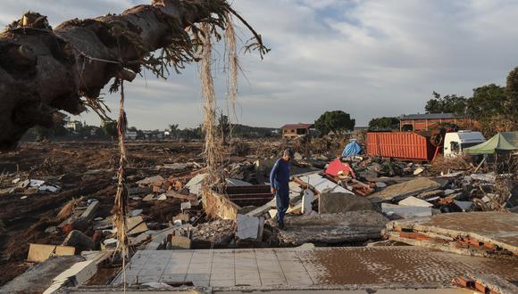Un hombre observa el lugar donde estaba su casa y que fue destruida por el desbordamiento del río Taquari, en Lajeado, estado de Rio Grande do Sul, Brasil, el 8 de mayo de 2024. (Foto de Sebastião Moreira / EFE)