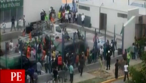 Trabajadores de Los Olivos exigen el pago de sus gratificaciones. (Captura: América Noticias)