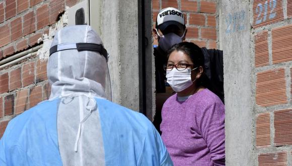 Una brigada de salud recorre las calles para detectar casa por casa casos de la covid-19, en La Paz (Bolivia). (Foto: EFE/Archivo).