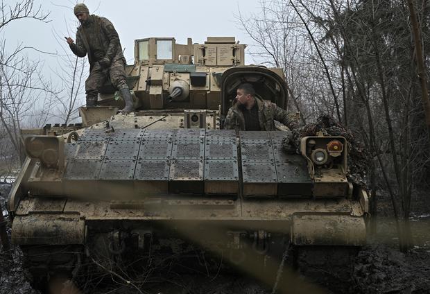 Militares ucranianos de la 47.a Brigada Mecanizada se preparan para el combate en un vehículo de combate Bradley, no muy lejos de Avdiivka, región de Donetsk, el 11 de febrero de 2024. (Foto de Genya SAVILOV / AFP)