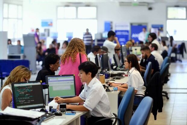 El bono IFE es un ingreso que está siendo dirigido a los trabajadores informales, de casas particulares, monotributistas sociales y monotributistas de clase A y B (Foto: EFE)